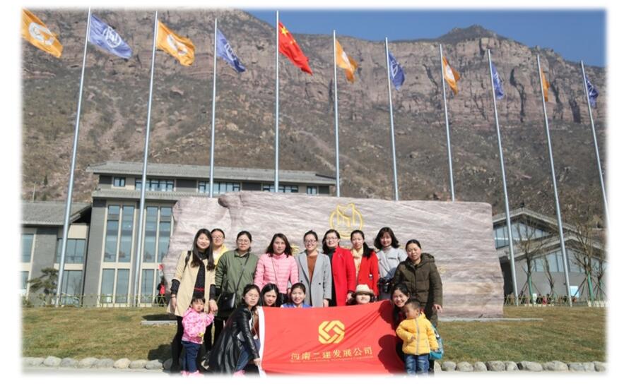 登山享旖旎春光，攜手秀發(fā)展麗人